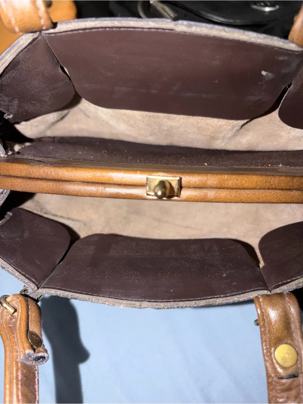 Mini This vintage brown leather handbag stands